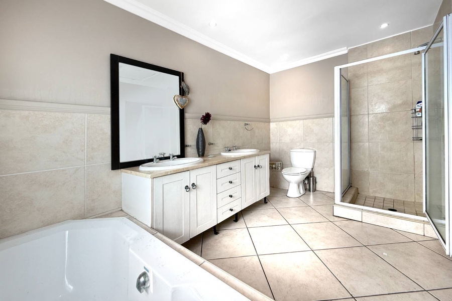 To Let 4 Bedroom Property for Rent in Fourways Gauteng