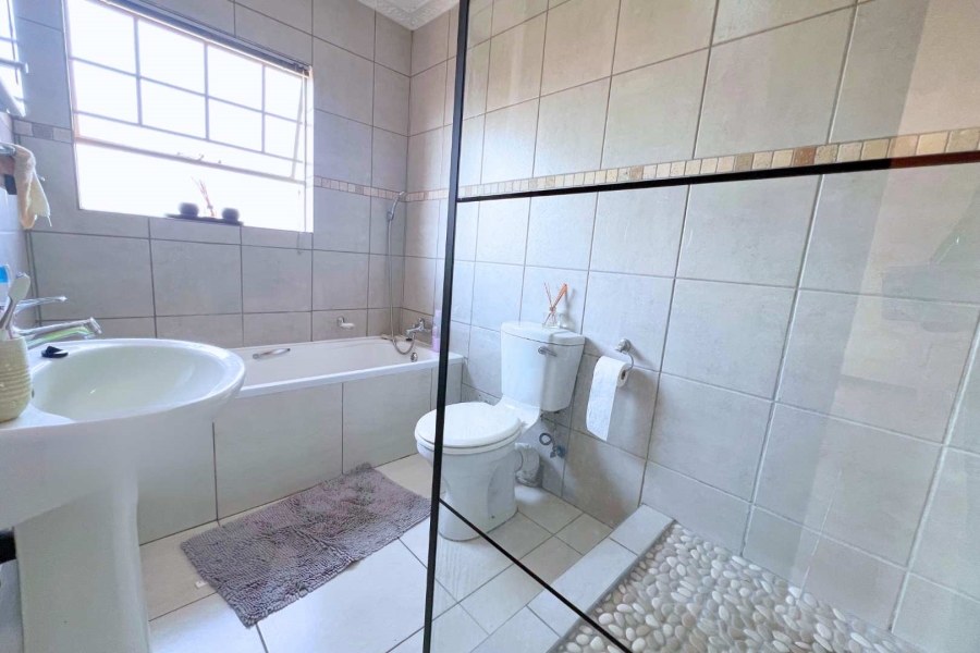 4 Bedroom Property for Sale in Annlin Gauteng