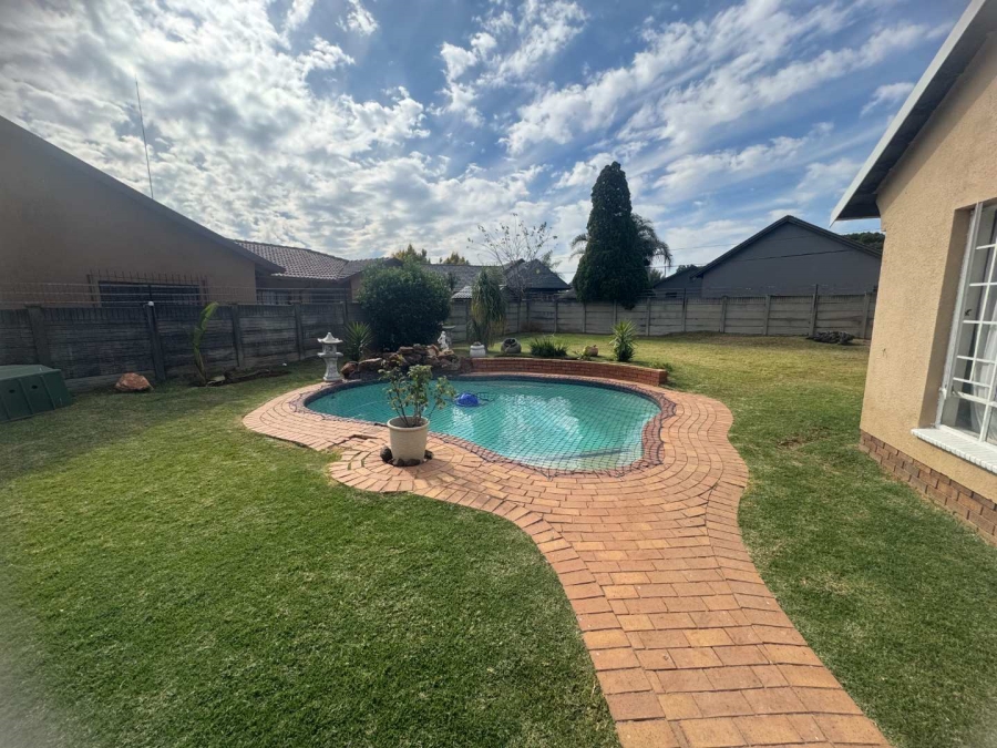 3 Bedroom Property for Sale in Brackendowns Gauteng