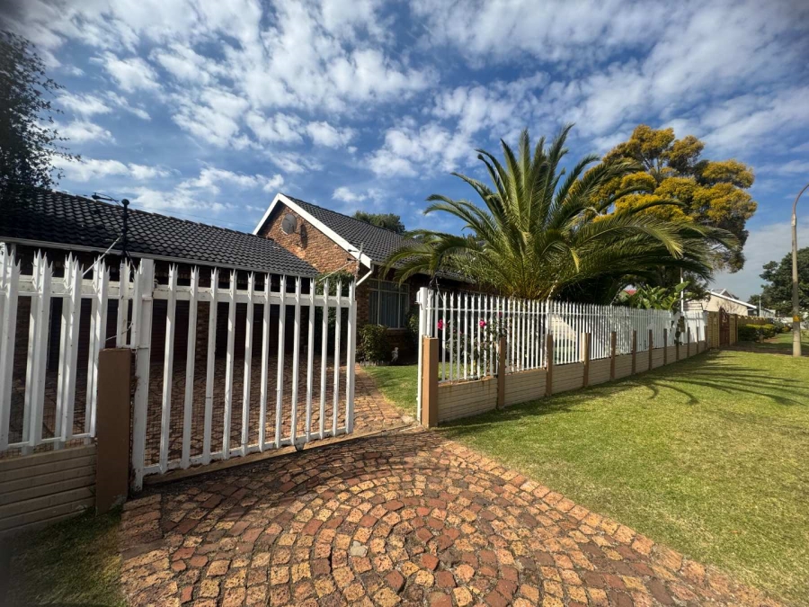 3 Bedroom Property for Sale in Brackendowns Gauteng