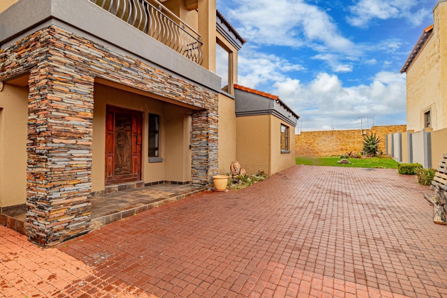5 Bedroom Property for Sale in Rua Vista Gauteng