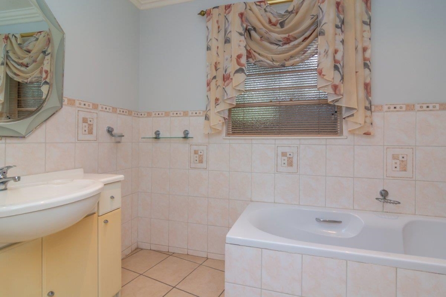 6 Bedroom Property for Sale in Noordheuwel Gauteng