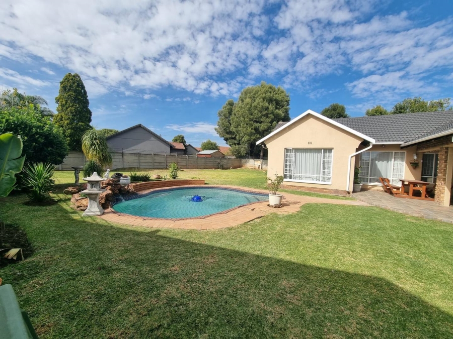 3 Bedroom Property for Sale in Brackendowns Gauteng