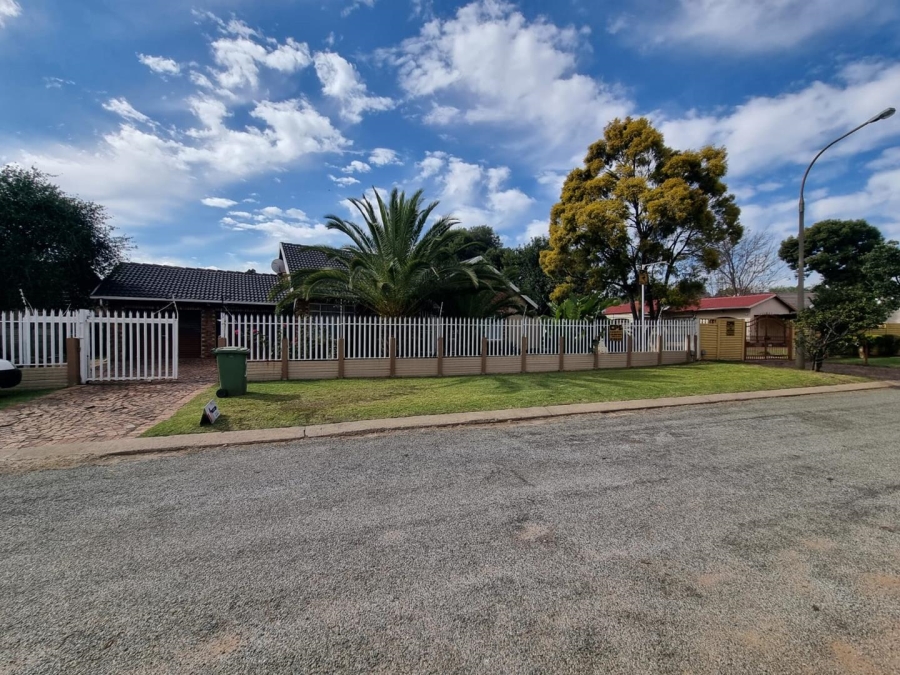 3 Bedroom Property for Sale in Brackendowns Gauteng