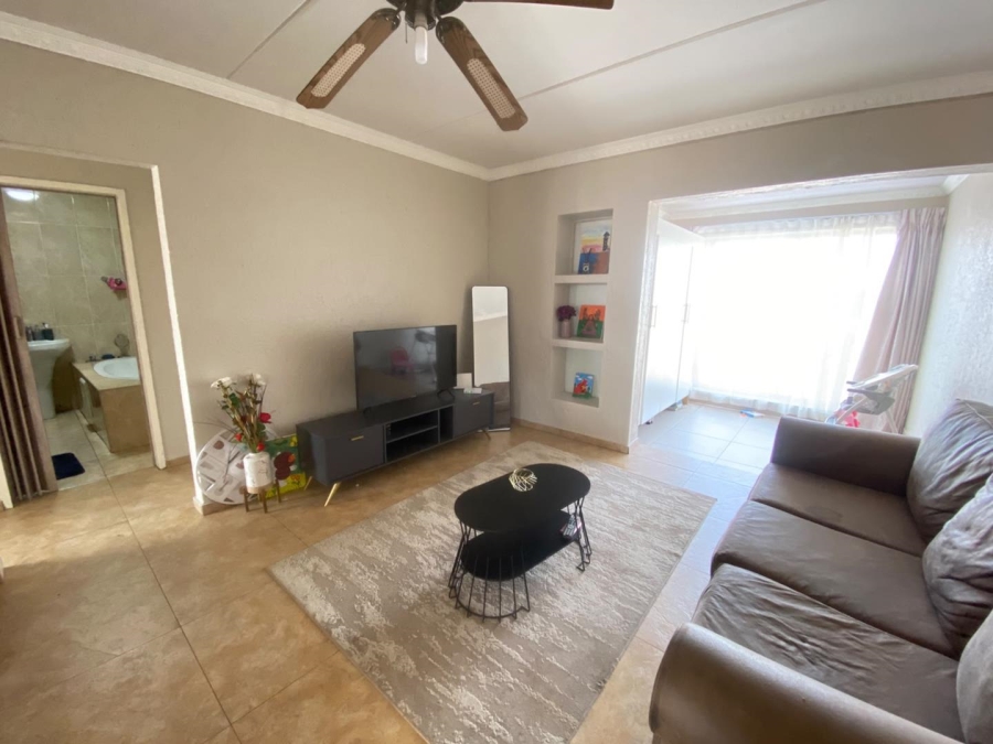 2 Bedroom Property for Sale in Mulbarton Gauteng