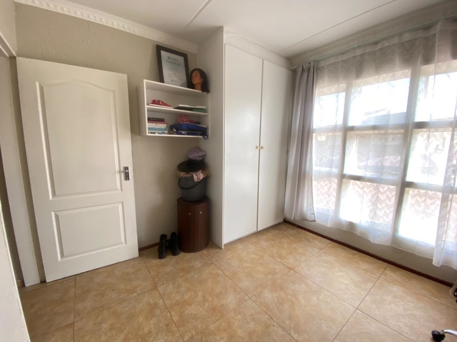 2 Bedroom Property for Sale in Mulbarton Gauteng