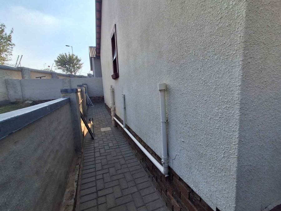 3 Bedroom Property for Sale in Kosmosdal Gauteng