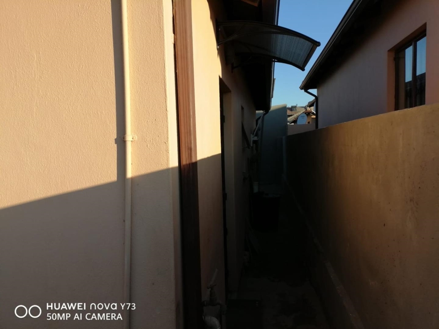 2 Bedroom Property for Sale in Clayville Gauteng