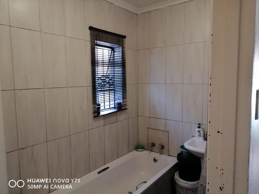 2 Bedroom Property for Sale in Clayville Gauteng
