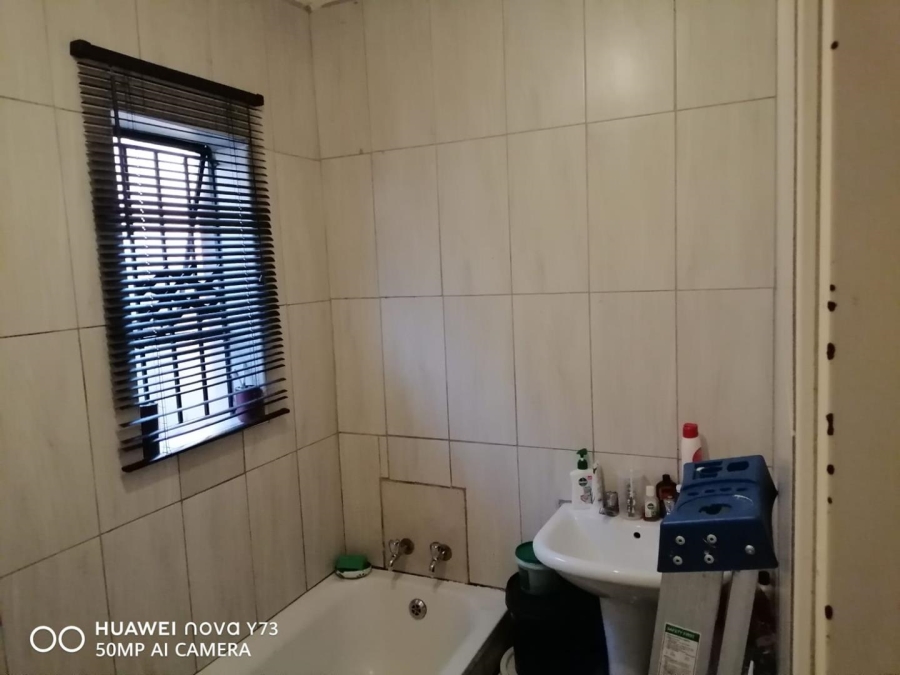 2 Bedroom Property for Sale in Clayville Gauteng