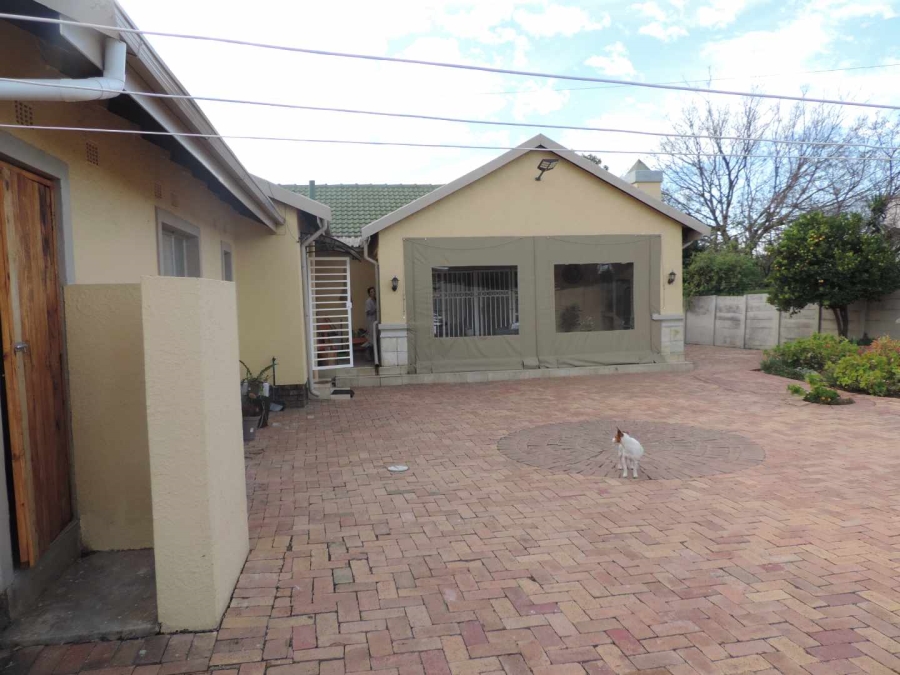 6 Bedroom Property for Sale in Brackenhurst Gauteng
