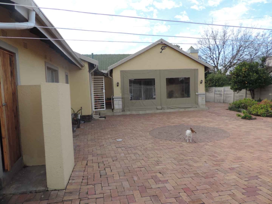 6 Bedroom Property for Sale in Brackenhurst Gauteng
