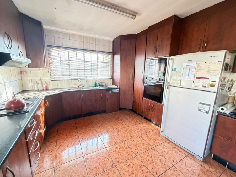 5 Bedroom Property for Sale in Mackenzie Park Gauteng