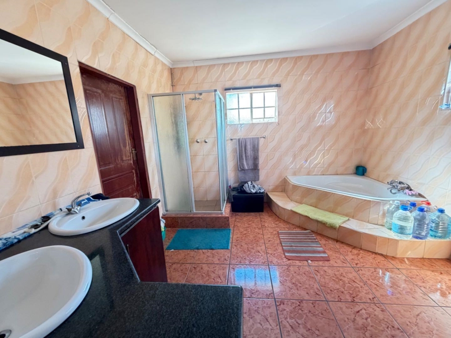 5 Bedroom Property for Sale in Mackenzie Park Gauteng