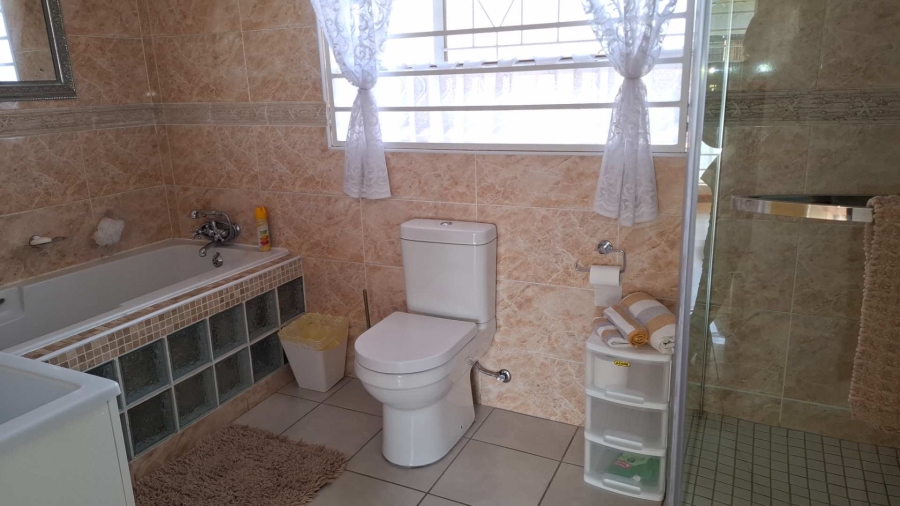 5 Bedroom Property for Sale in Brackenhurst Gauteng