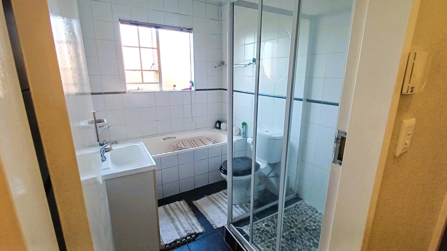 2 Bedroom Property for Sale in Sonneglans Gauteng