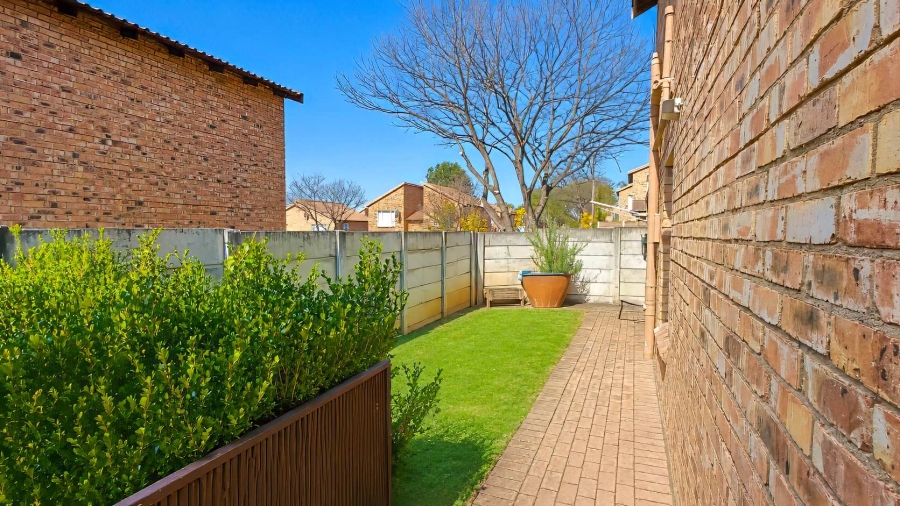 2 Bedroom Property for Sale in Sonneglans Gauteng