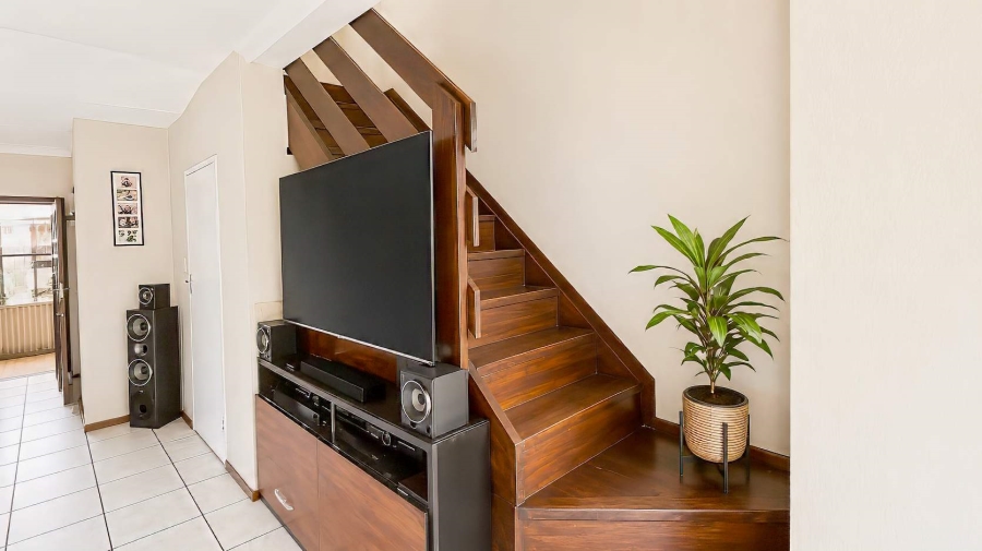 2 Bedroom Property for Sale in Sonneglans Gauteng
