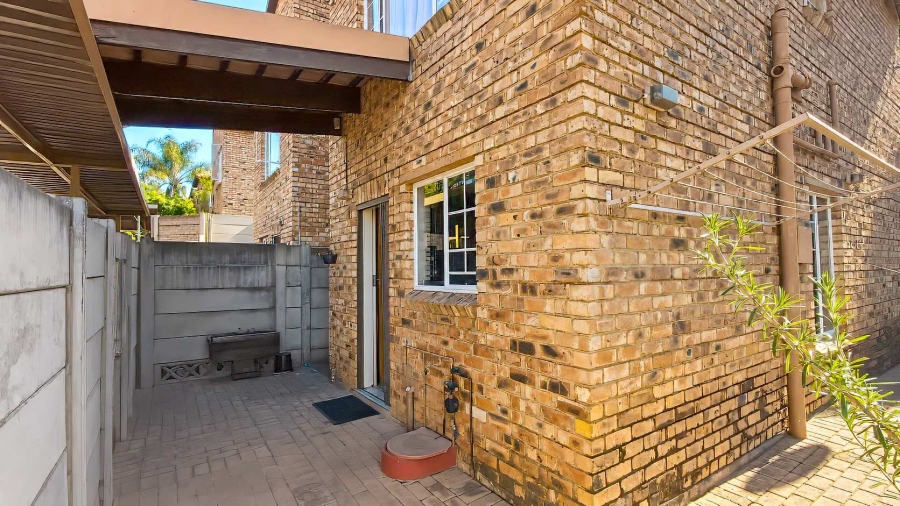 2 Bedroom Property for Sale in Sonneglans Gauteng