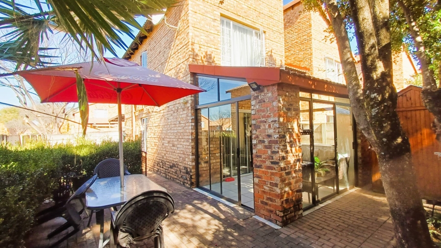 2 Bedroom Property for Sale in Sonneglans Gauteng