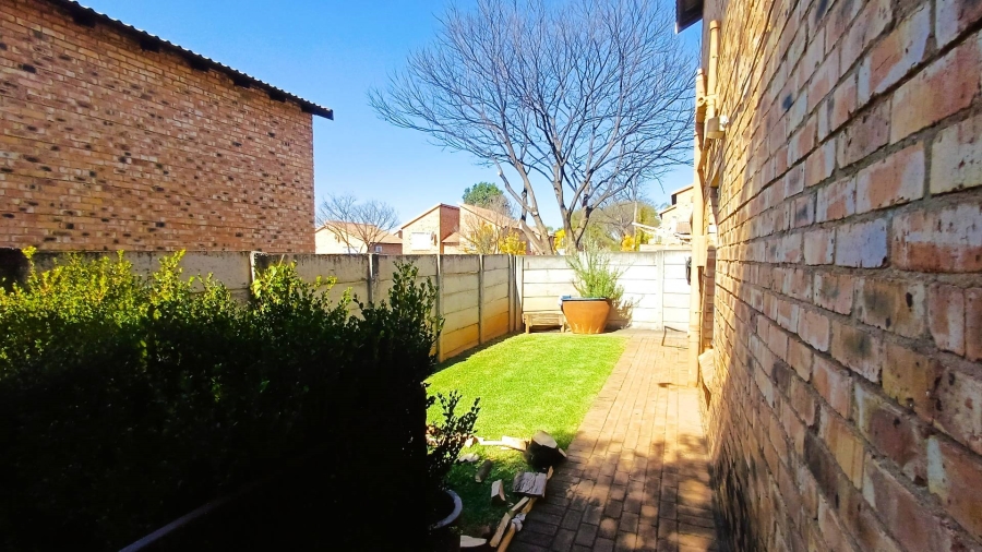 2 Bedroom Property for Sale in Sonneglans Gauteng