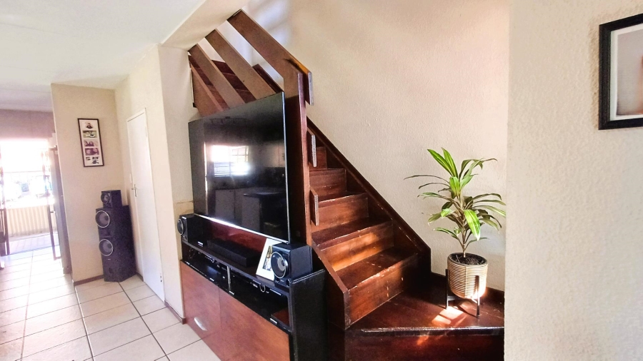 2 Bedroom Property for Sale in Sonneglans Gauteng