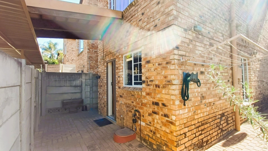 2 Bedroom Property for Sale in Sonneglans Gauteng