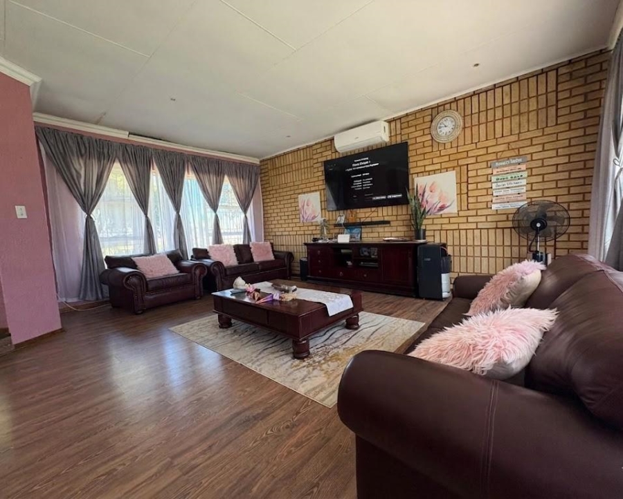 4 Bedroom Property for Sale in Buyscelia Gauteng