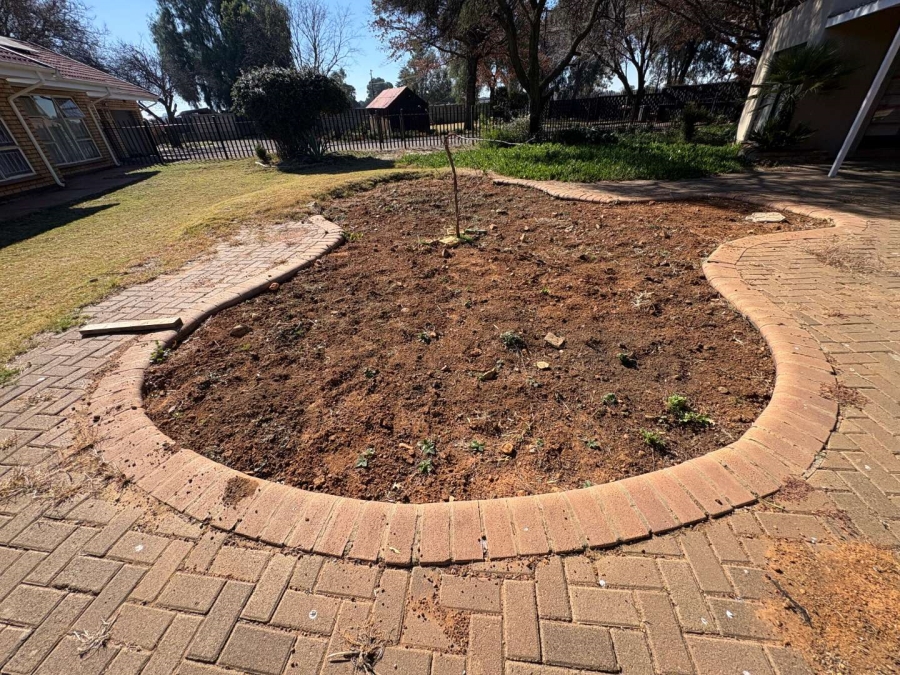 4 Bedroom Property for Sale in Buyscelia Gauteng