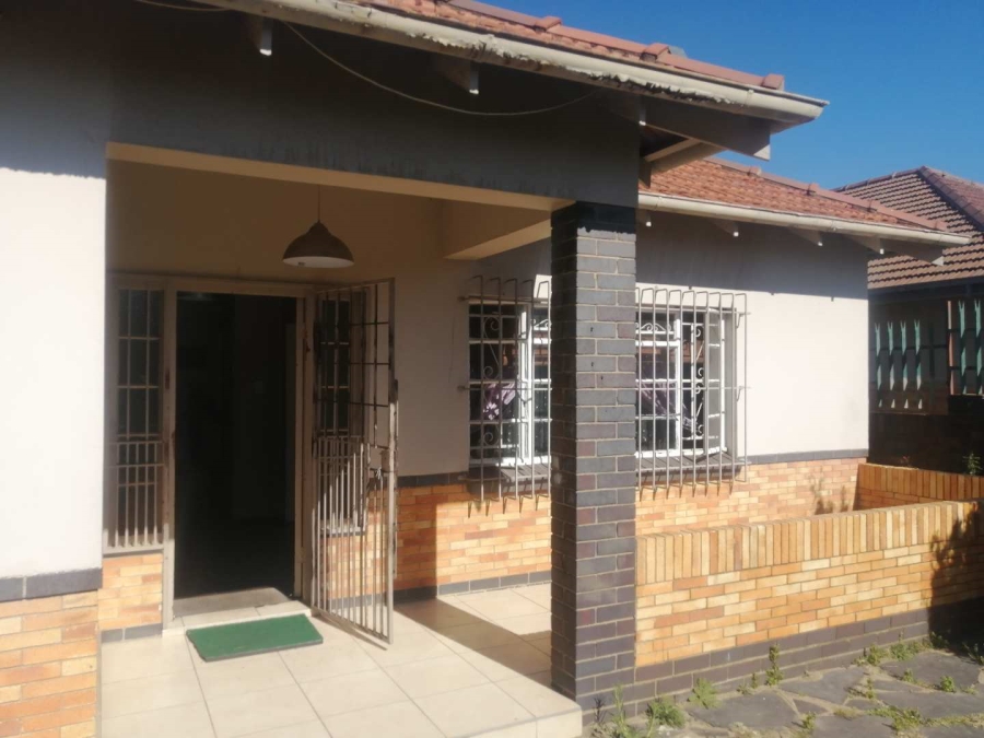 4 Bedroom Property for Sale in Linmeyer Gauteng