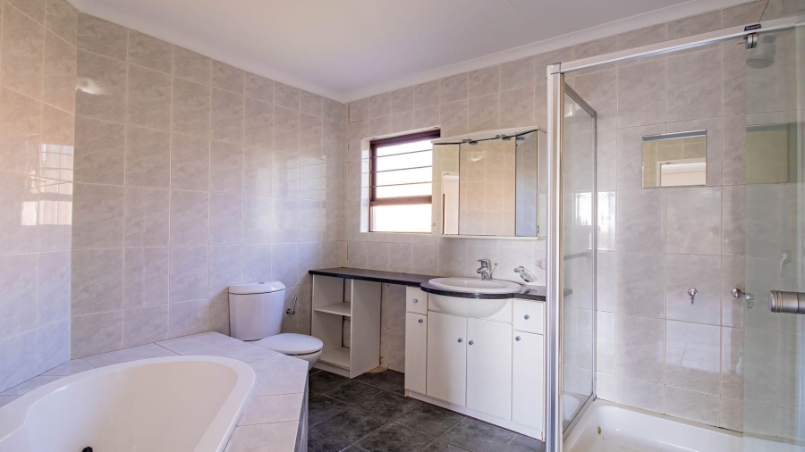 To Let 5 Bedroom Property for Rent in Fairland Gauteng