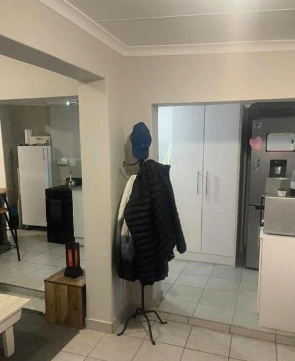 To Let 1 Bedroom Property for Rent in Waverley Gauteng