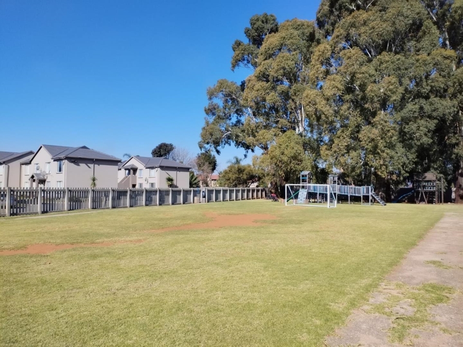 To Let 2 Bedroom Property for Rent in Lakefield Gauteng