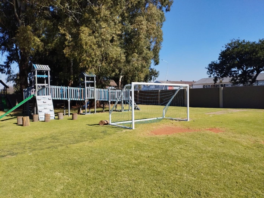 To Let 2 Bedroom Property for Rent in Lakefield Gauteng