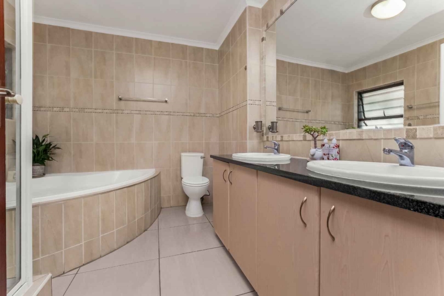 3 Bedroom Property for Sale in Broadacres Gauteng