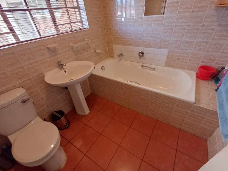 4 Bedroom Property for Sale in Mulbarton Gauteng