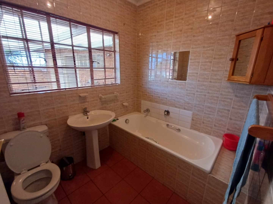 4 Bedroom Property for Sale in Mulbarton Gauteng