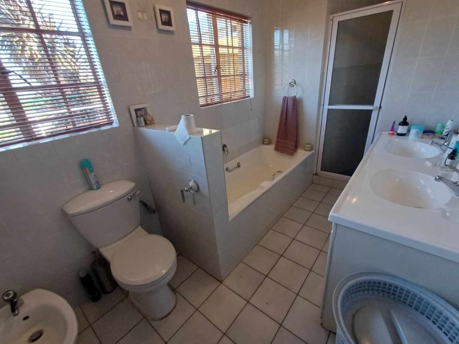 4 Bedroom Property for Sale in Mulbarton Gauteng