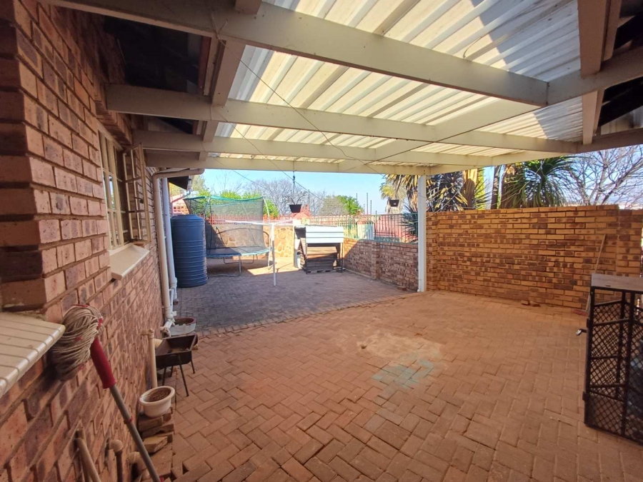 4 Bedroom Property for Sale in Mulbarton Gauteng