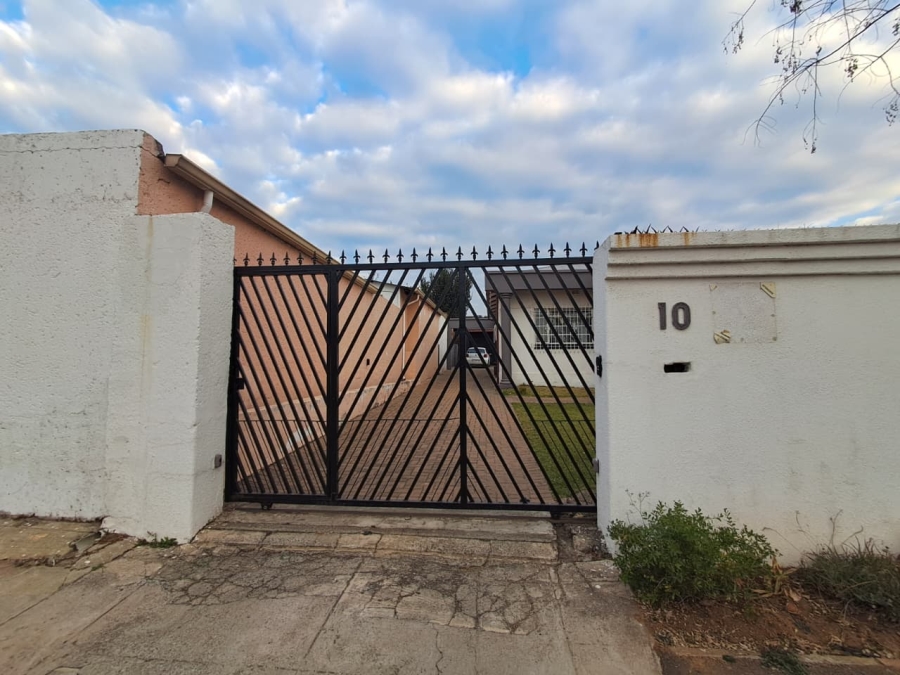 To Let 3 Bedroom Property for Rent in The Hill Gauteng