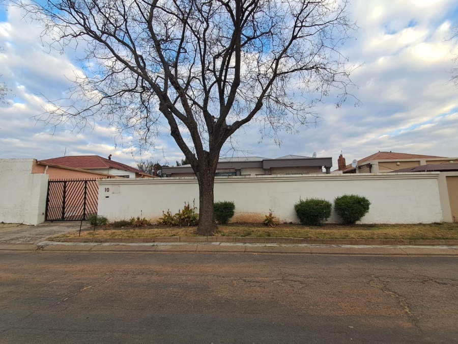 To Let 3 Bedroom Property for Rent in The Hill Gauteng