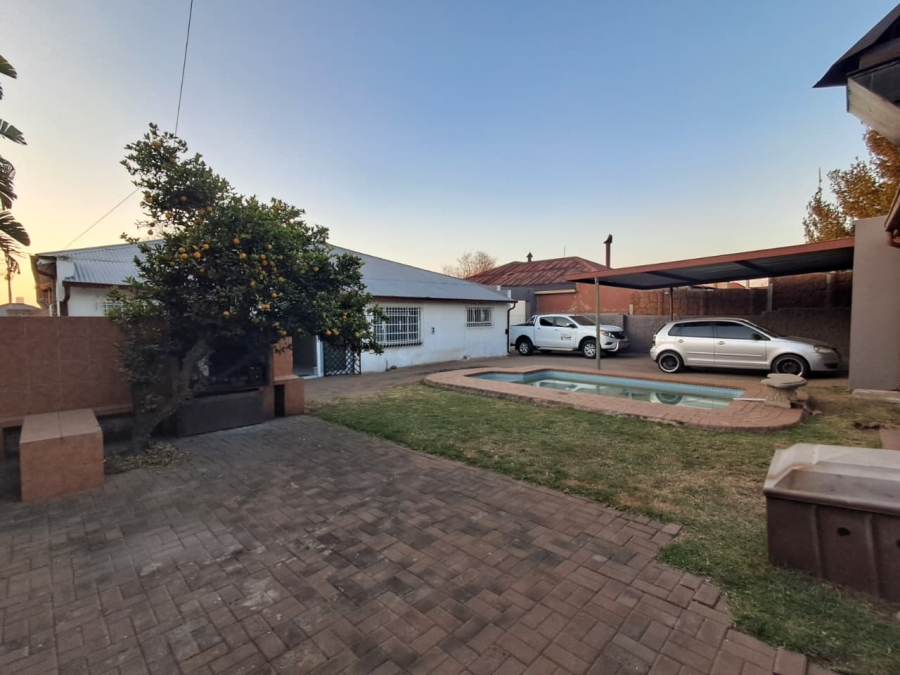 To Let 3 Bedroom Property for Rent in The Hill Gauteng