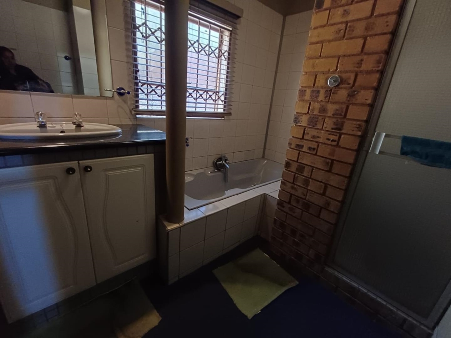 4 Bedroom Property for Sale in Glenvista Gauteng
