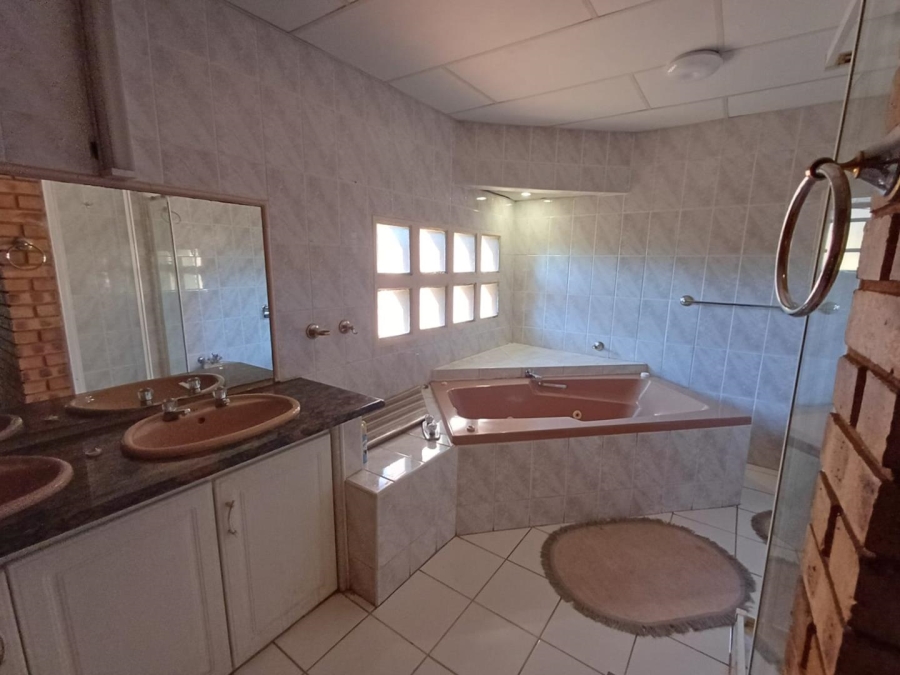 4 Bedroom Property for Sale in Glenvista Gauteng
