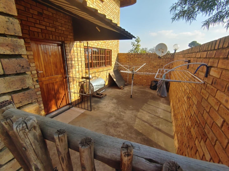 6 Bedroom Property for Sale in Mooilande Gauteng
