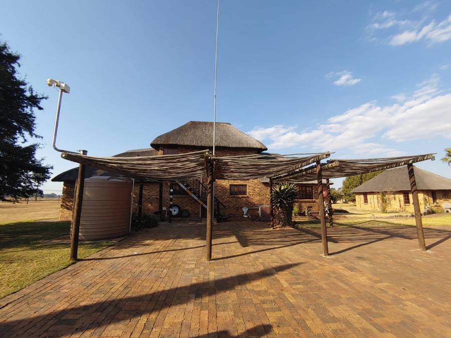 6 Bedroom Property for Sale in Mooilande Gauteng