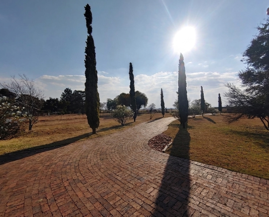 6 Bedroom Property for Sale in Mooilande Gauteng
