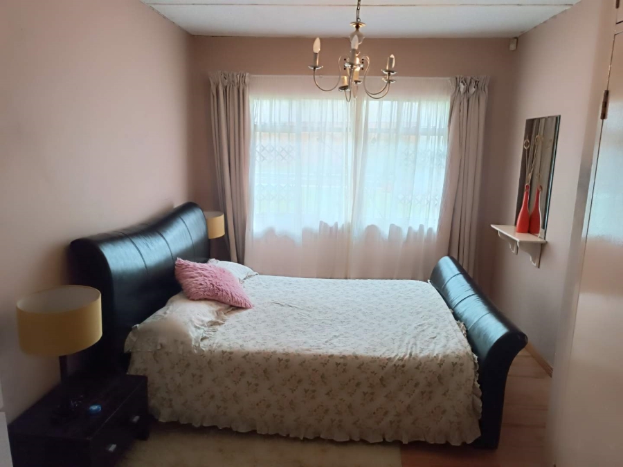 5 Bedroom Property for Sale in Linmeyer Gauteng