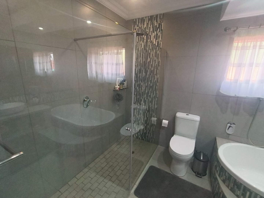 4 Bedroom Property for Sale in Erasmuskloof Gauteng