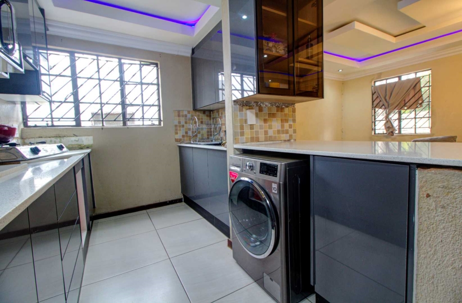 5 Bedroom Property for Sale in Strubensvallei Gauteng